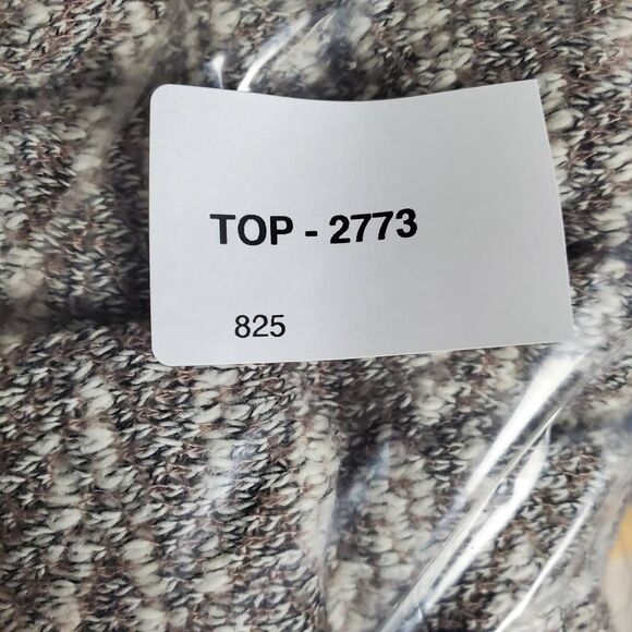 Maurices Women’s Knit Top Embellished Neck Back Split Layered Hem Size M - Picture 8 of 8